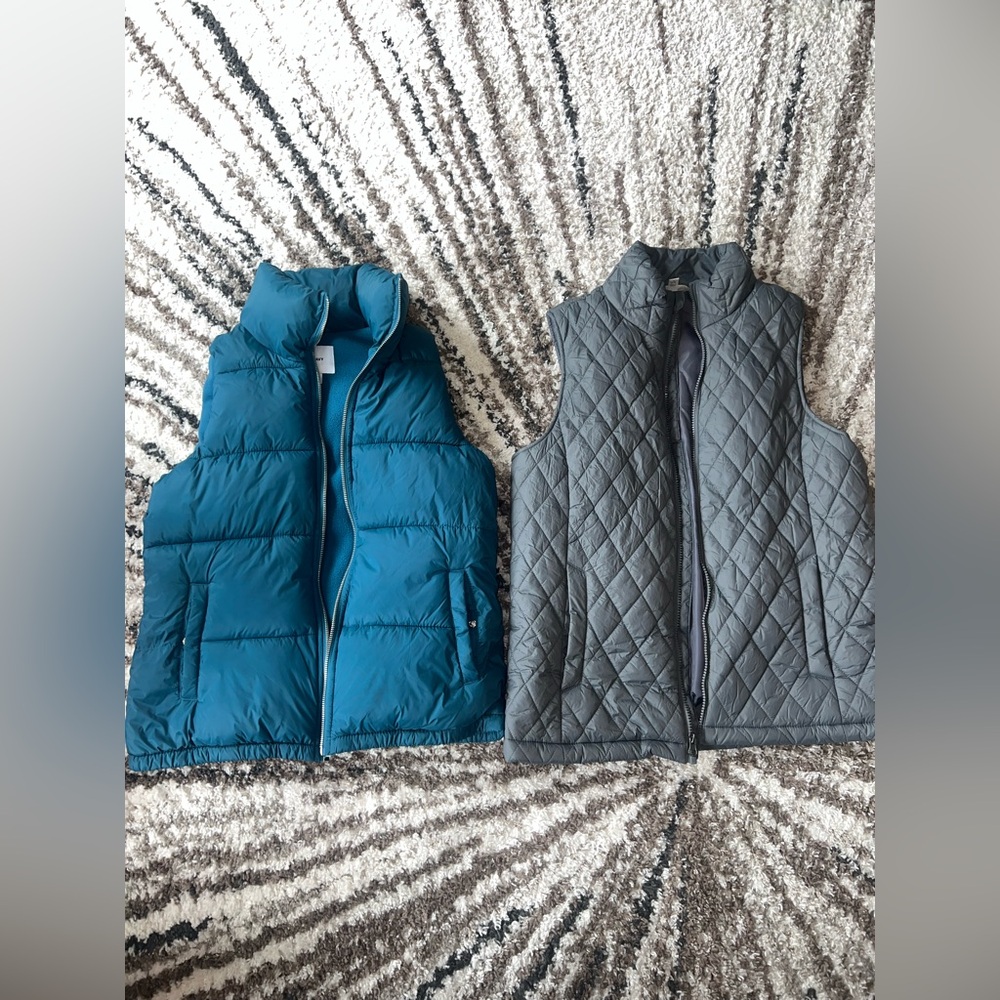 Never worn vest, sizes shown. I wore both and i’m a small.
